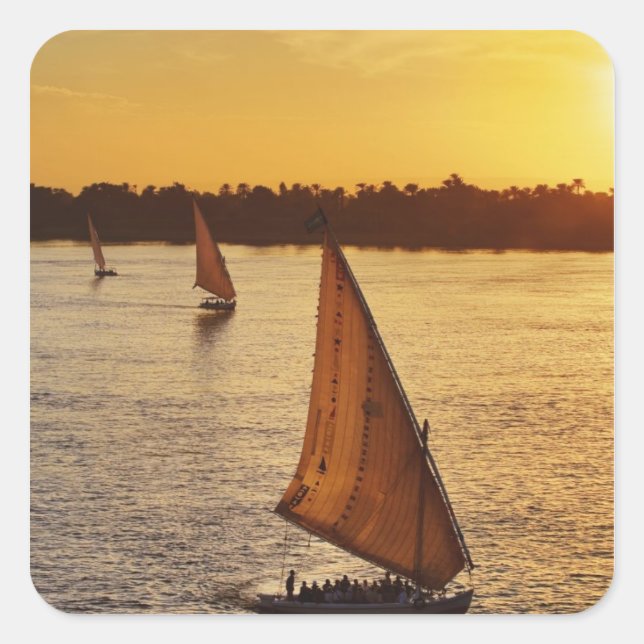 Adesivo Quadrado Três falucas com avistadores no rio Nilo em (Frente)