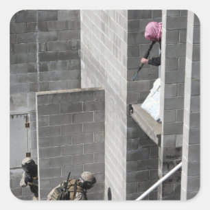 Adesivo Quadrado Um agressor fuzileiro e inimigo com papéis