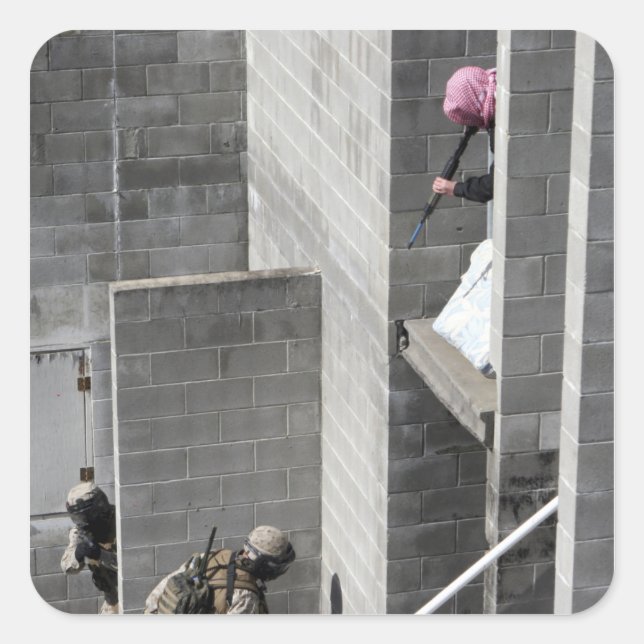 Adesivo Quadrado Um agressor fuzileiro e inimigo com papéis (Frente)