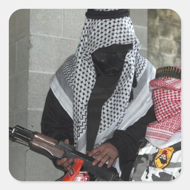 Adesivo Quadrado Um agressor inimigo que desempenha um papel armou  (Frente)