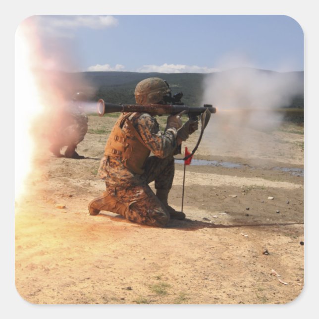 Adesivo Quadrado Um assaltante dispara uma Granada Propulsada Fogue (Frente)