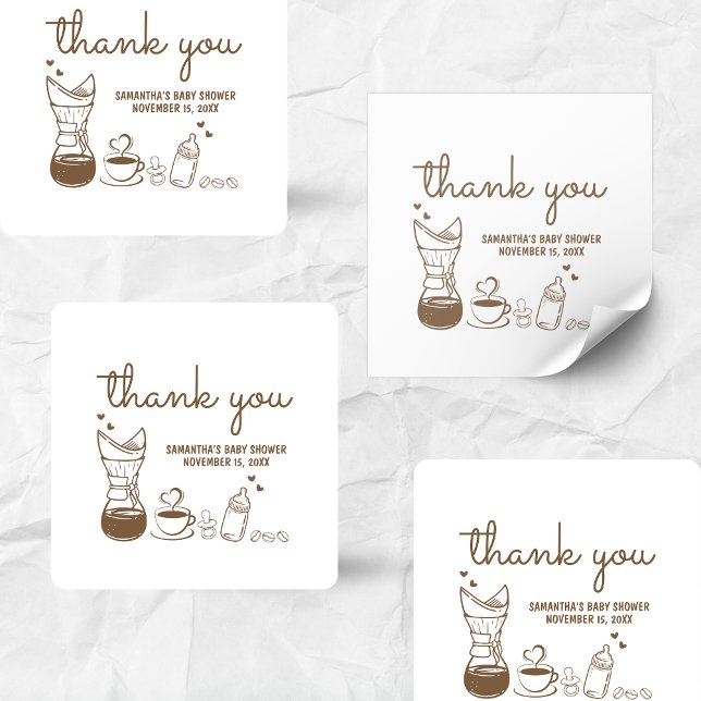 Adesivo Quadrado Um bebê está criando Chá de fraldas de café (A Baby is Brewing Coffee Hand Drawn Baby Shower Sticker)