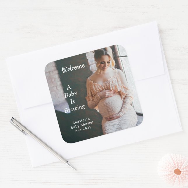 Adesivo Quadrado Um bebê está fabricando cerveja o chá de fraldas (Envelope)