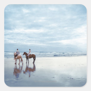 Adesivo Quadrado Um casal andando a cavalo na praia de Parkiri em N