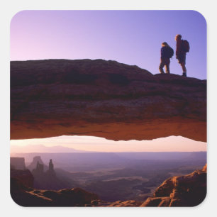 Adesivo Quadrado Um casal observa o nascer do sol do topo do Mesa A