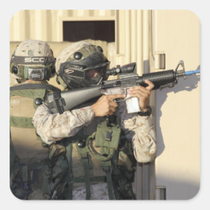 Adesivo Quadrado Um escuteiro da infantaria aponta sua arma