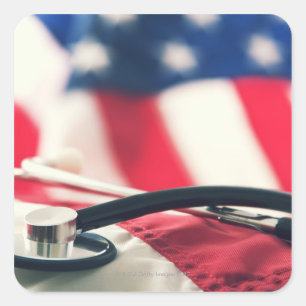 Adesivo Quadrado Um estetoscópio médico com uma bandeira american