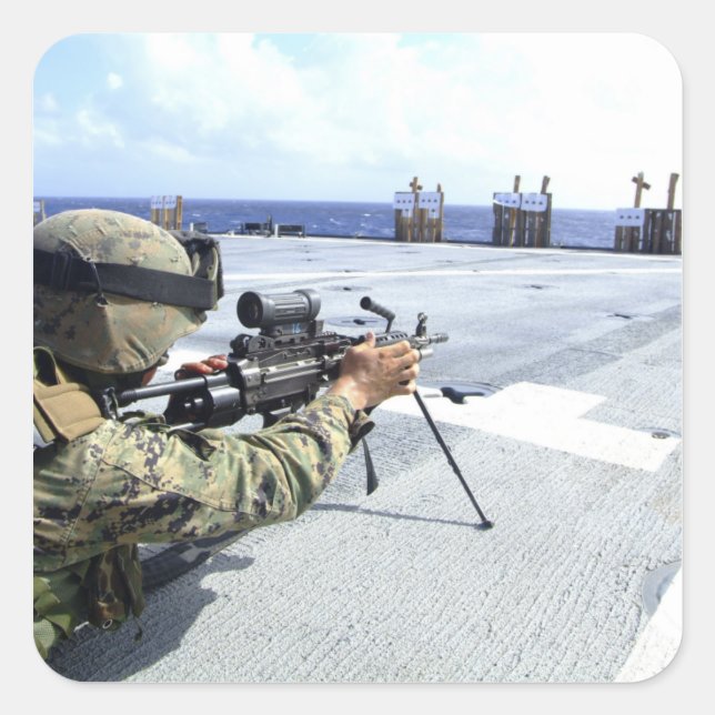Adesivo Quadrado Um fuzileiro americano ajustando sua arma (Frente)