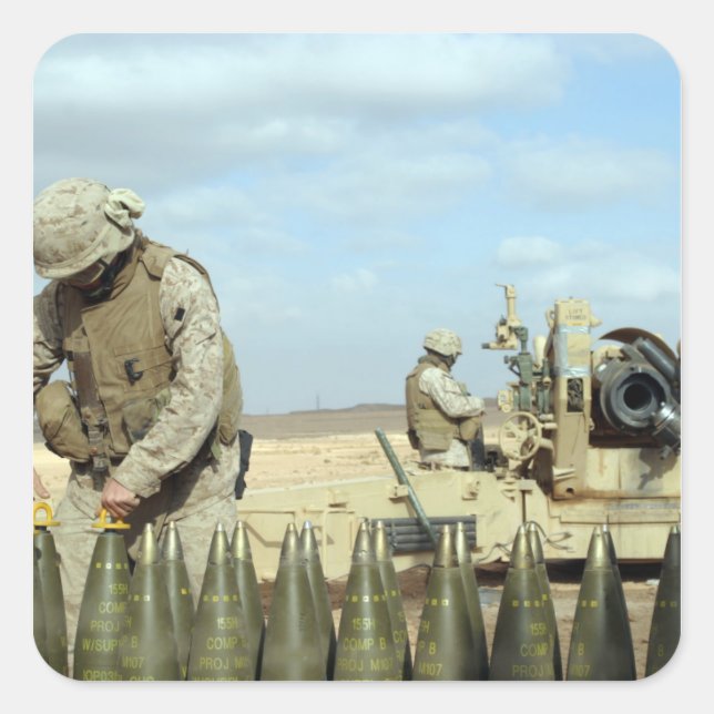 Adesivo Quadrado Um fuzileiro norte-americano prepara arredondament (Frente)