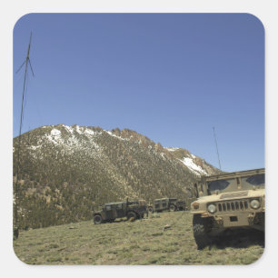 Adesivo Quadrado Um Humvee está estacionado no local de retransmiss