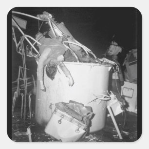 Adesivo Quadrado Um marinheiro da guarda costeira morreu em sua