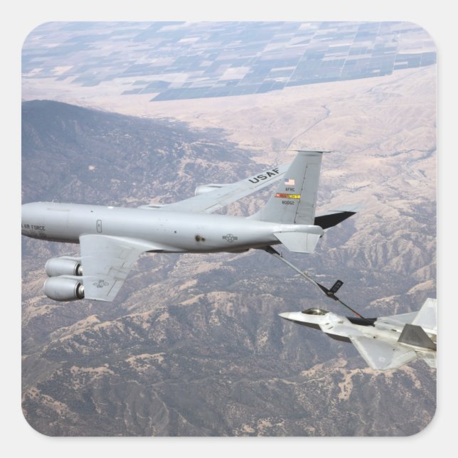 Adesivo Quadrado Um Raptor F-22 recebe combustível de um KC-135 (Frente)