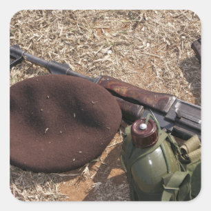 Adesivo Quadrado Um rifle, forças armadas cobre e cantina