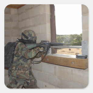 Adesivo Quadrado Um soldado actua como uma força da oposição