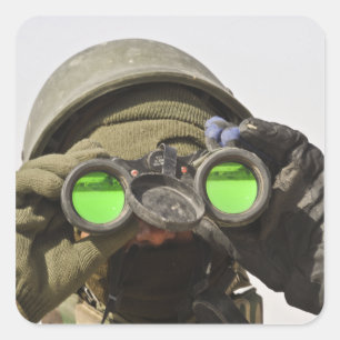 Adesivo Quadrado Um soldado afegão varreu o horizonte