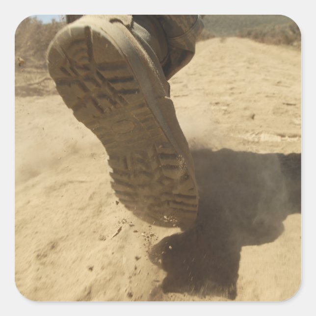 Adesivo Quadrado Um soldado americano caminha por um caminho de ter (Frente)