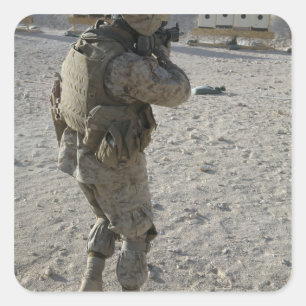 Adesivo Quadrado Um soldado atinge seu alvo em uma toca de tiro