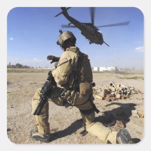 Adesivo Quadrado Um soldado conduz a segurança para um HH-60