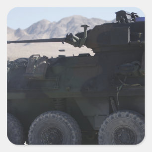 Adesivo Quadrado Um veículo blindado dispara