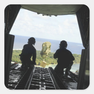 Adesivo Quadrado Uma caixa de bens humanitários