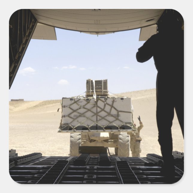 Adesivo Quadrado Uma empilhadeira carrega carga em um Hércules C-13 (Frente)