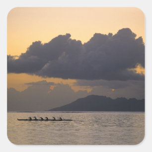 Adesivo Quadrado Uma equipe de canoa outrigger pratica na costa