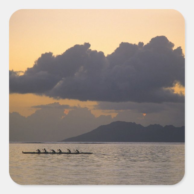 Adesivo Quadrado Uma equipe de canoas despoletada pratica na costa (Frente)