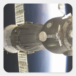 Adesivo Quadrado Uma nave espacial de Soyuz backdropped pela terra