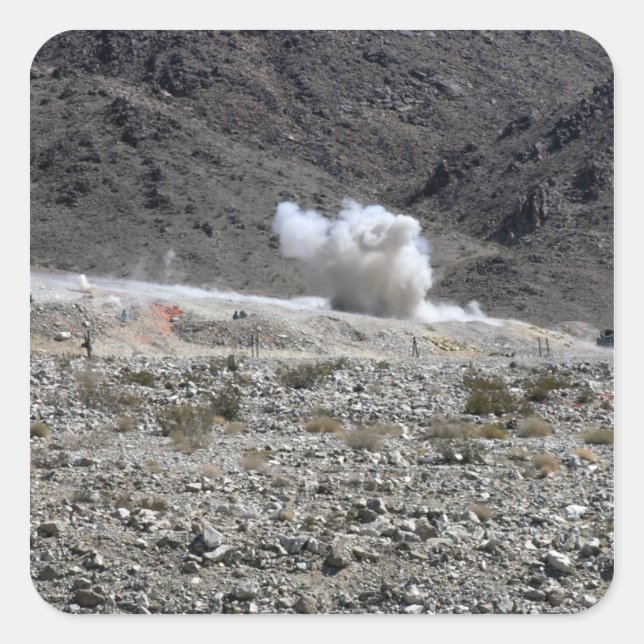 Adesivo Quadrado Uma rodada de um pequeno lançador de foguetes AT-4 (Frente)