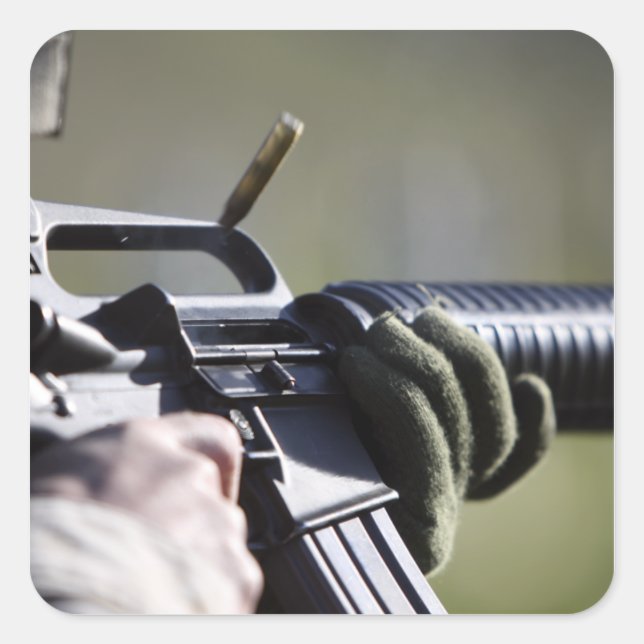 Adesivo Quadrado Uma rodada voa da câmara de um M-16A2 (Frente)