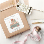 Adesivo Quadrado Van Natal<br><div class="desc">Adicione um toque festivo aos seus presentes e envelopes com este bonitinho adesivo da carrinha de Natal. Este adesivo apresenta um presente de Natal de carregando de van em cor-de-rosa suave, cinzas e tons vermelhos para um design que é um pouco rústico, um pouco retrô. Facilmente personalizável com os nomes...</div>