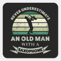 Velho homem com um Pai engraçado saxofone