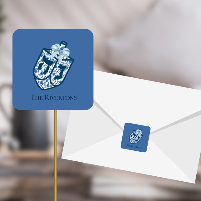 Adesivo Quadrado Vinheta de nome de Dreidel Chinoiserie Azul Gorgee (Criador carregado)