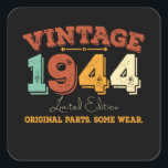 Adesivo Quadrado Vintage 1944 Original Parts Funny Birthday Gift<br><div class="desc">Design de aniversário Para qualquer um que seja horóscopo diz difícil e entubado, mas vale totalmente. Excelente maneira de aliviar o humor e fazer amigos e familiares rirem. Corresponde A Um Monte De Roupas.</div>