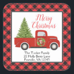 Adesivo Quadrado Vintage Red Christmas Truck Buffalo Xadrez Address<br><div class="desc">Esta etiqueta de endereço de retorno rústica contém nosso próprio caminhão vermelho inspirado em vintage, carregando árvore de Natal acentuado com xadrez de búfalo! Clique no botão personalizar para obter mais flexibilidade na adição/modificação do texto e/ou dos gráficos! No nosso compro, estão disponíveis variantes desta design, bem como produtos de...</div>