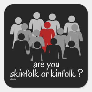 Adesivo Quadrado VOCÊ É O SKINFOLK OU O KINFOLK? pare com o racis