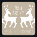Adesivo Quadrado White Deers On Beige & Personalised Name Christmas<br><div class="desc">A ilustração de Destei de duas silhuetas brancas de cervo se encarando. No meio do veado lê-se "Feliz Natal!". Há também uma área de texto personalizável debaixo do veado. A cor de fundo é bege,  mas também pode ser alterada para qualquer outra cor.</div>
