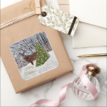 Adesivo Quadrado Winter Wonderland Christmas Deer Sticker<br><div class="desc">Este é o adesivo perfeito para usar nos seus pacotes de férias ou nos seus artesanatos de Natal. Este adesivo apresenta uma cena de neve nas maravilhas do inverno com um veado branco e uma árvore de Natal.</div>