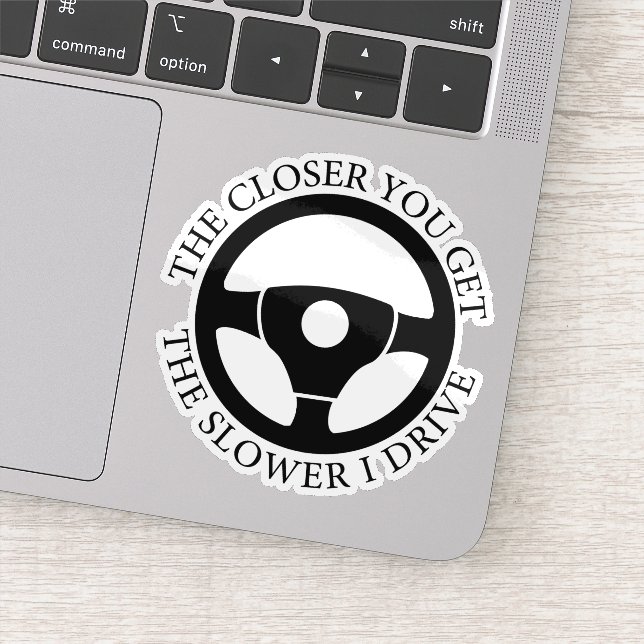 Adesivo Quanto Mais Perto Você Fica Mais Lento Eu Dirigo (Detalhe)
