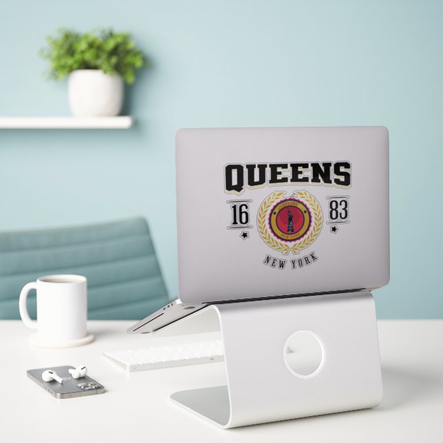 Adesivo Queens New York Black (Laptop na mesa)