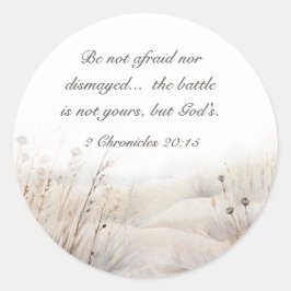 Adesivo Redondo 2 Crônicas 20:15 A batalha é a Bíblia de Deus Vers