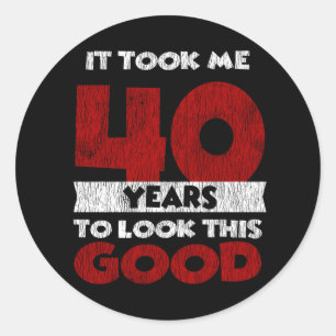 Adesivo Redondo 40 Anos De Idade Me Fez Parecer Boa aniversário de
