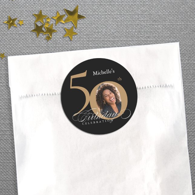 Adesivo Redondo 50º Aniversário da Caligrafia Dourada e Elegante P (50th Birthday Calligraphy Gold Black Elegant Photo Classic Round Sticker)
