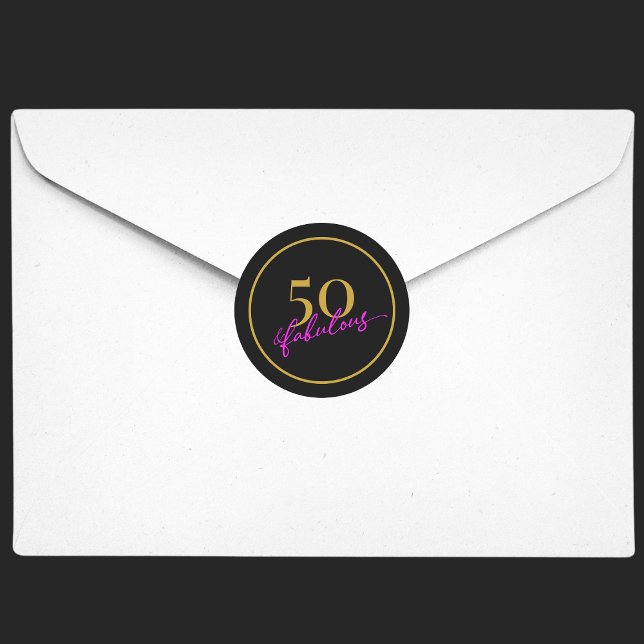 Adesivo Redondo 50 e Fabuloso Convite de festas Dourado Chic Black (50 and fabulous seal sticker for 50th birthday party invitations, featuring gold and hot pink script)