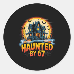 Adesivo Redondo 67 Fantasia de Halloween de Meme Assombrada Por 6-