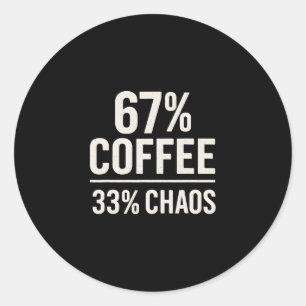 Adesivo Redondo 67 Meme Engraçado 67% Café 33% Caos Humor Design