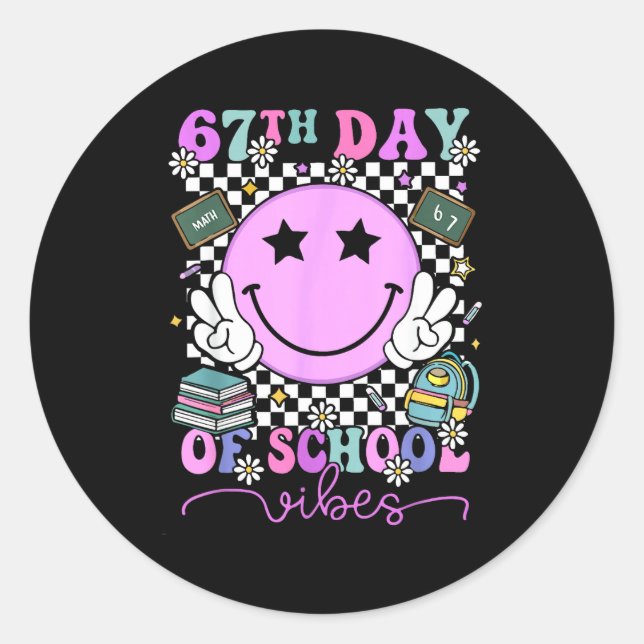 Adesivo Redondo 67th Day Of School Vibes Groovy Retro 100 Days Of  (Frente)