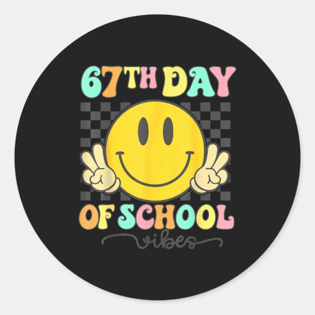 Adesivo Redondo 67th Day Of School Vibes Groovy Smile Face 67 Six  (Frente)