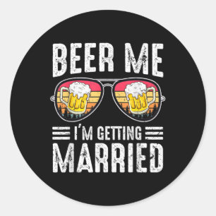 Adesivo Redondo 8gmr Retro Beer Me Im Casando-Se Com Bachelorette