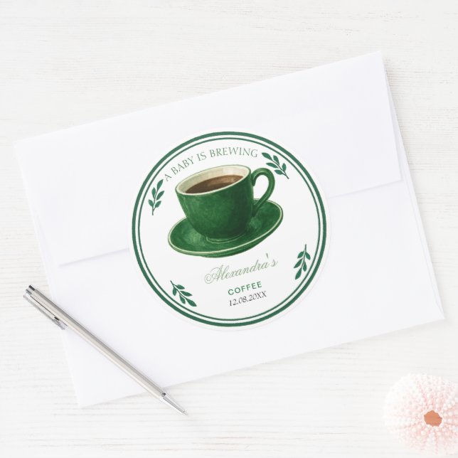 Adesivo Redondo A Baby Is Brewing Coffee Cup Baby Shower (Envelope)